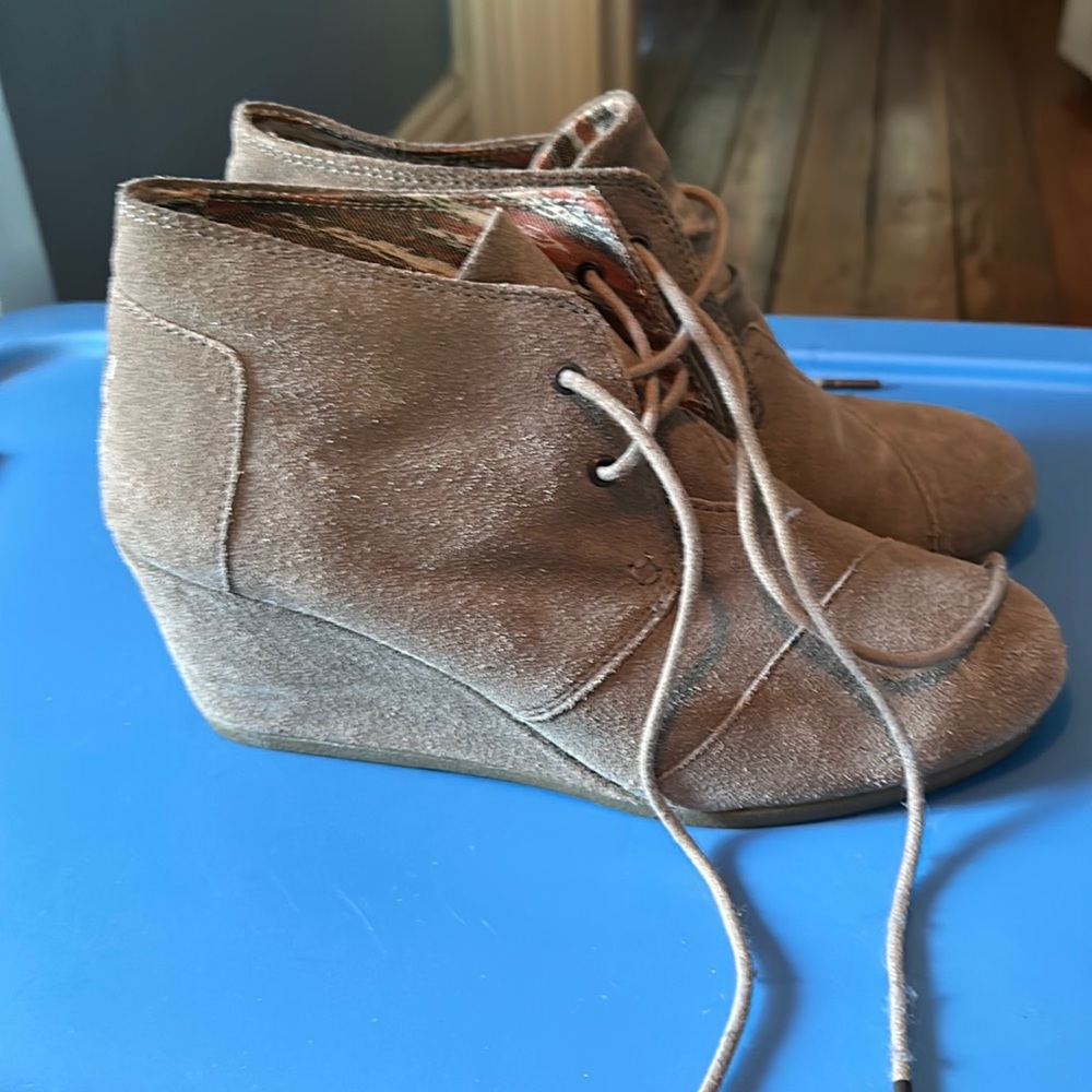 Very good Tom’s wedge suede boots